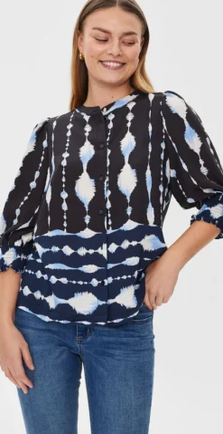 Aby bluse med print black v. navy blazer