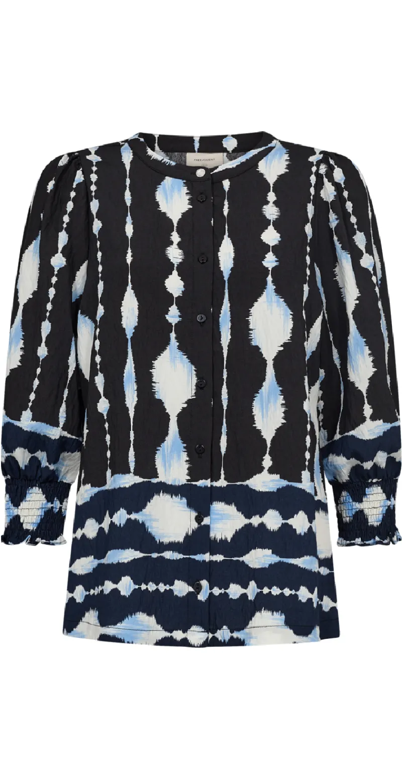 Aby bluse med print black v. navy blazer