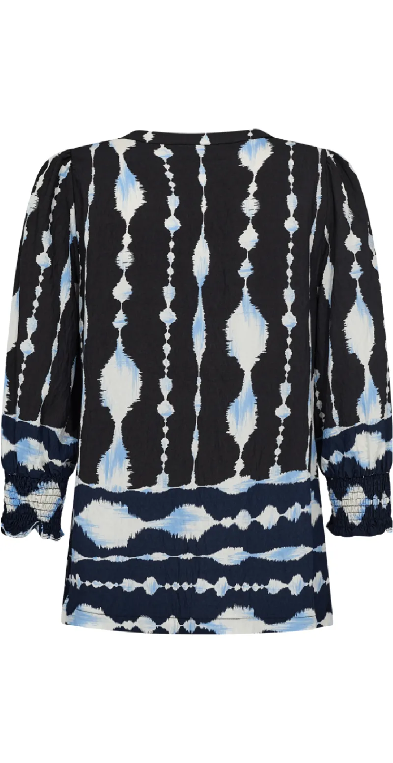 Aby bluse med print black v. navy blazer