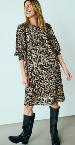 Aby kjole med leoprint oxford tan