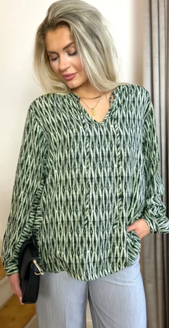Adney bluse med mønster deep lichen green w. black