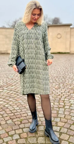 Adney kjole med mønster deep lichen green w. black