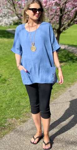 Alexis bluse med vidde, lommer og halskæde denim LikeLondon