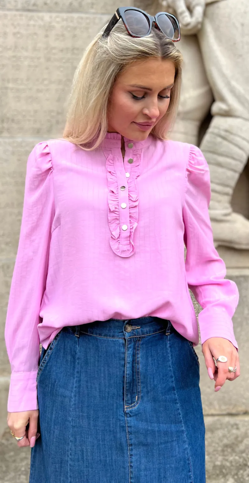 April bluse med flæse lilac sachet