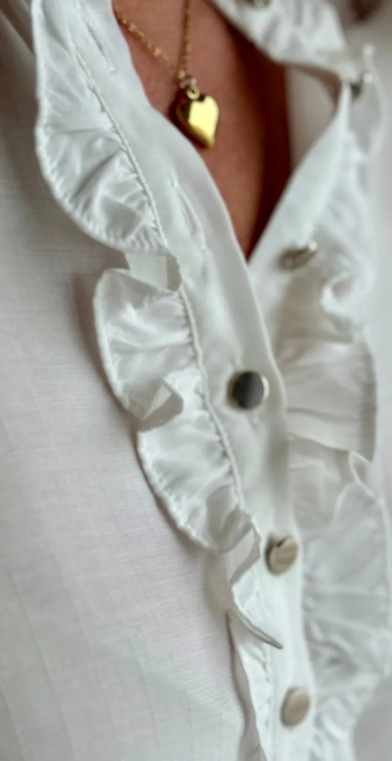 April bluse med flæse off white