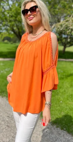 Arabella bluse med blondekanter og åben ved skulderen orange LikeLondon