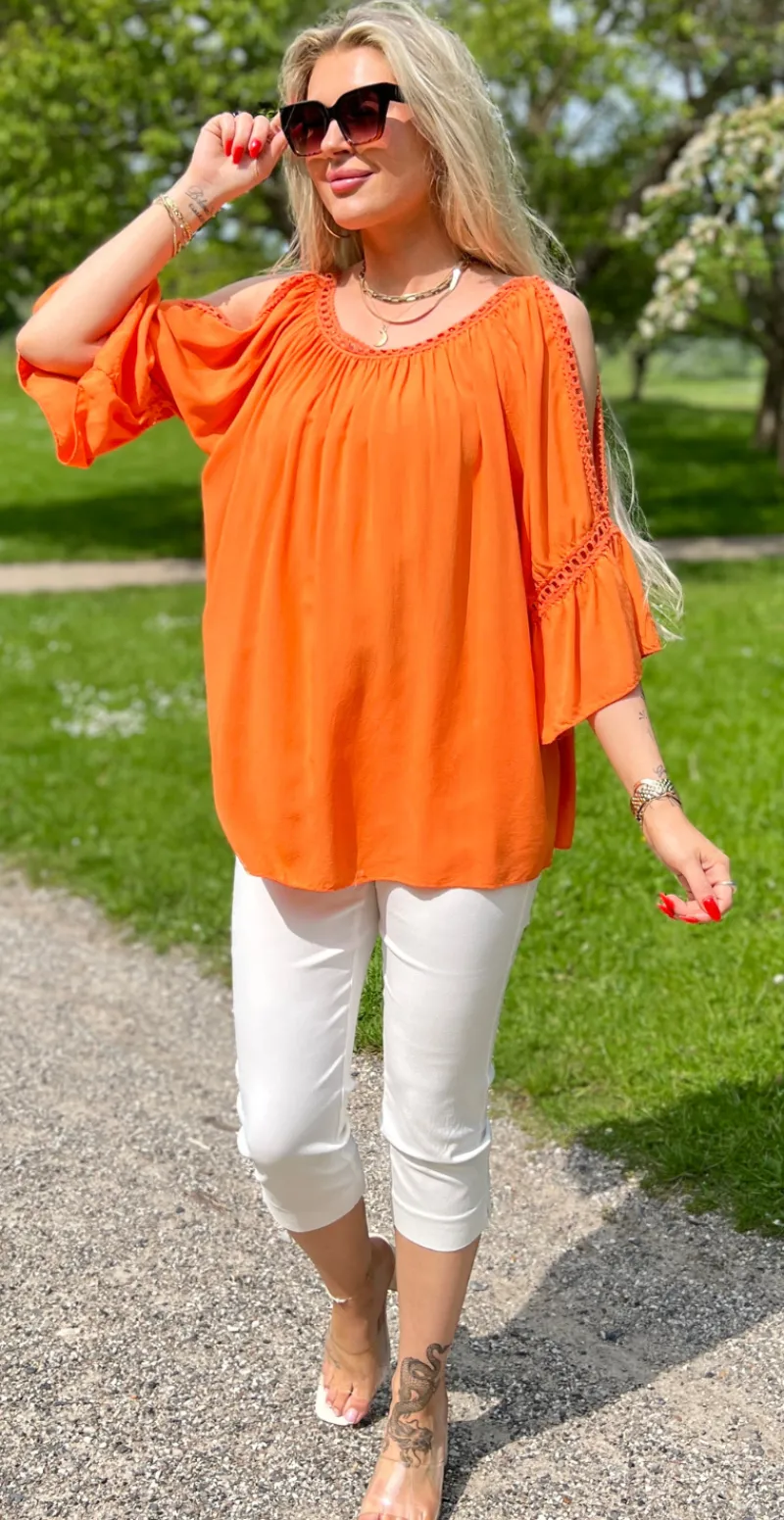 Arabella bluse med blondekanter og åben ved skulderen orange LikeLondon