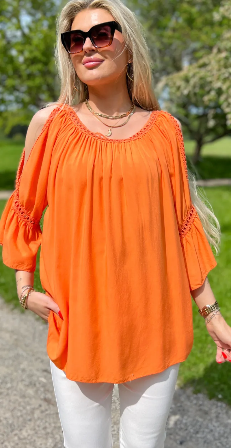 Arabella bluse med blondekanter og åben ved skulderen orange LikeLondon