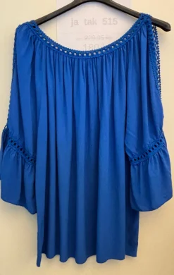 Arabella bluse med blondekanter og åben ved skulderen royal blue LikeLondon