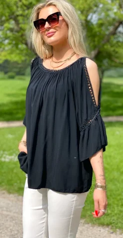 Arabella bluse med blondekanter og åben ved skulderen sort LikeLondon