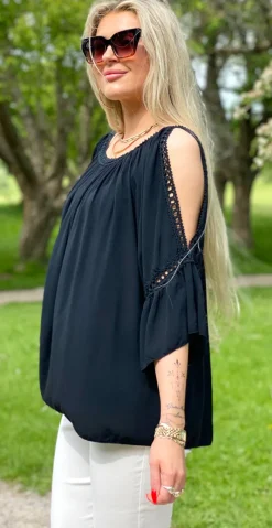 Arabella bluse med blondekanter og åben ved skulderen sort LikeLondon