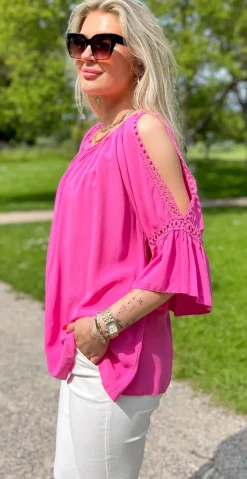 Arabella bluse med blondekanter og åben ved skulderen pink LikeLondon
