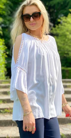 Arabella bluse med blondekanter og åben ved skulderen hvid LikeLondon