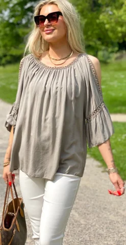 Arabella bluse med blondekanter og åben ved skulderen fango LikeLondon