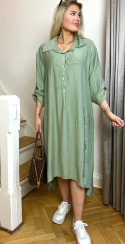 Astrid skjortekjole med knapper i siden khaki LikeLondon