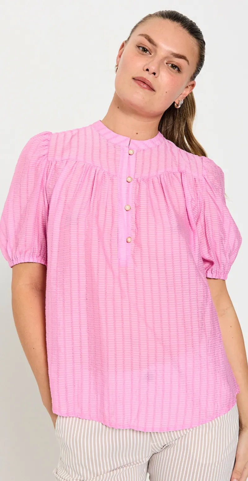Bella bluse med knapdetaljer fuchsia pink