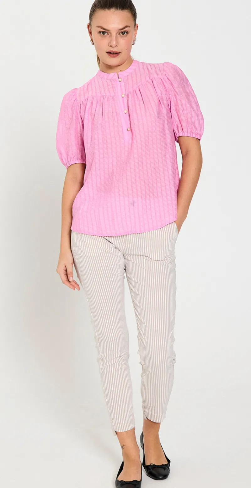 Bella bluse med knapdetaljer fuchsia pink