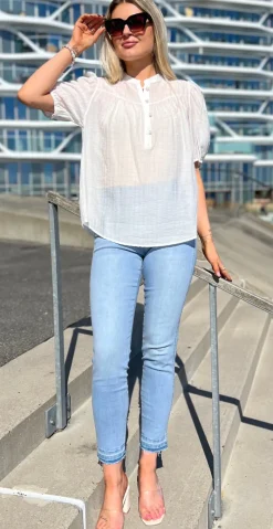 Bella bluse med knapdetaljer off-white