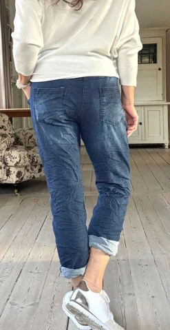 Benedikte denimbusker med tekst og pailletstjerne Mørk denim LikeLondon