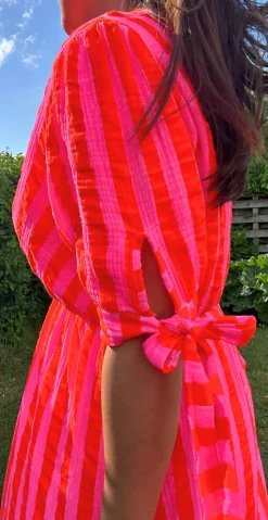 Camilla kjole med striber og bindebånd ved ærmerne orange LikeLondon By Christina