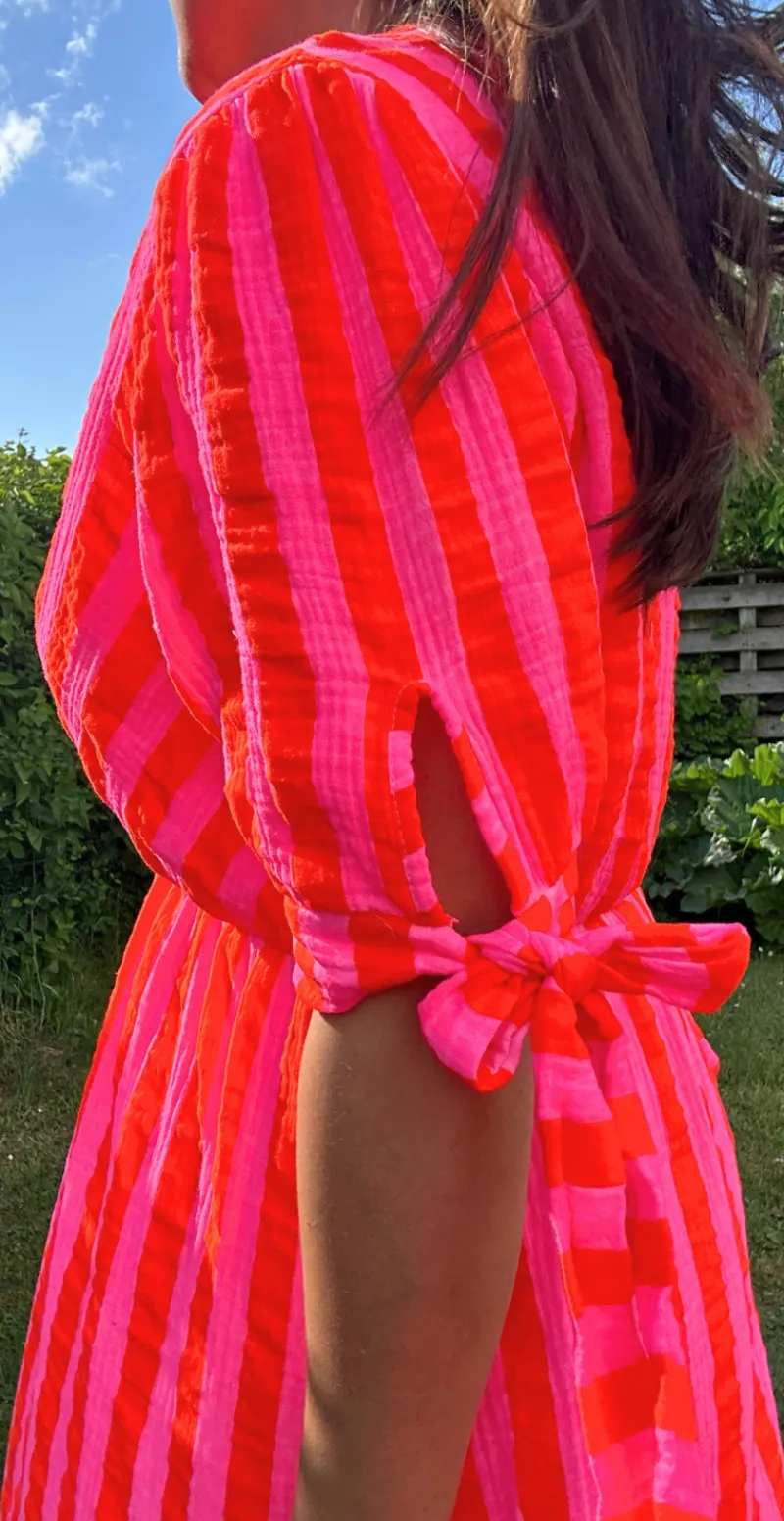 Camilla kjole med striber og bindebånd ved ærmerne orange LikeLondon By Christina