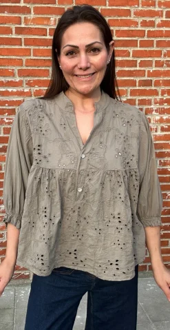 Cassandra bluse med broderi mocca LikeLondon by Christina