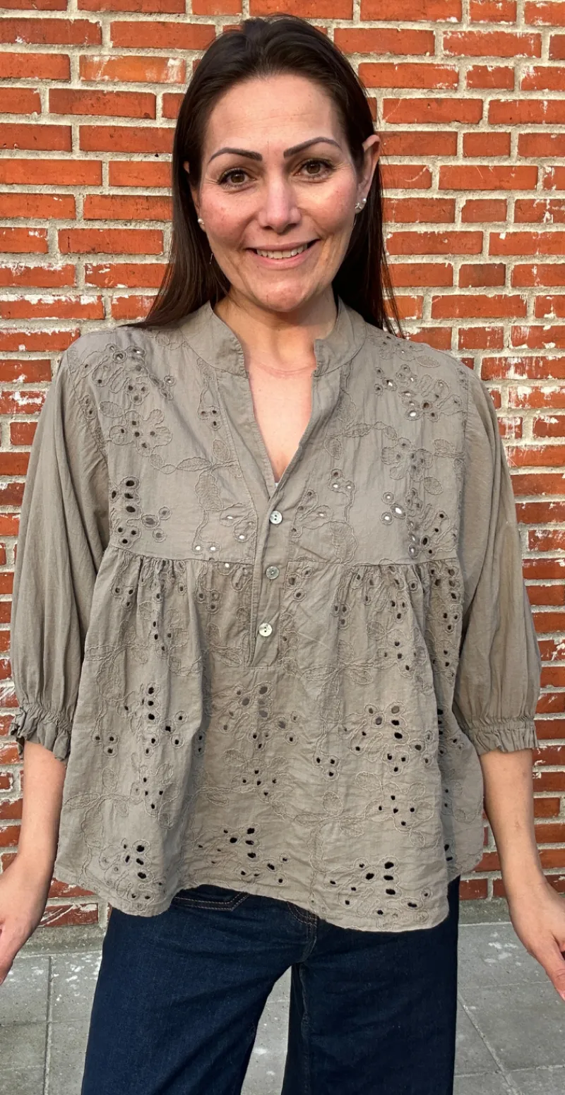 Cassandra bluse med broderi mocca LikeLondon by Christina