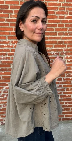 Cassandra bluse med broderi mocca LikeLondon by Christina