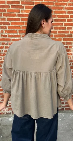 Cassandra bluse med broderi mocca LikeLondon by Christina