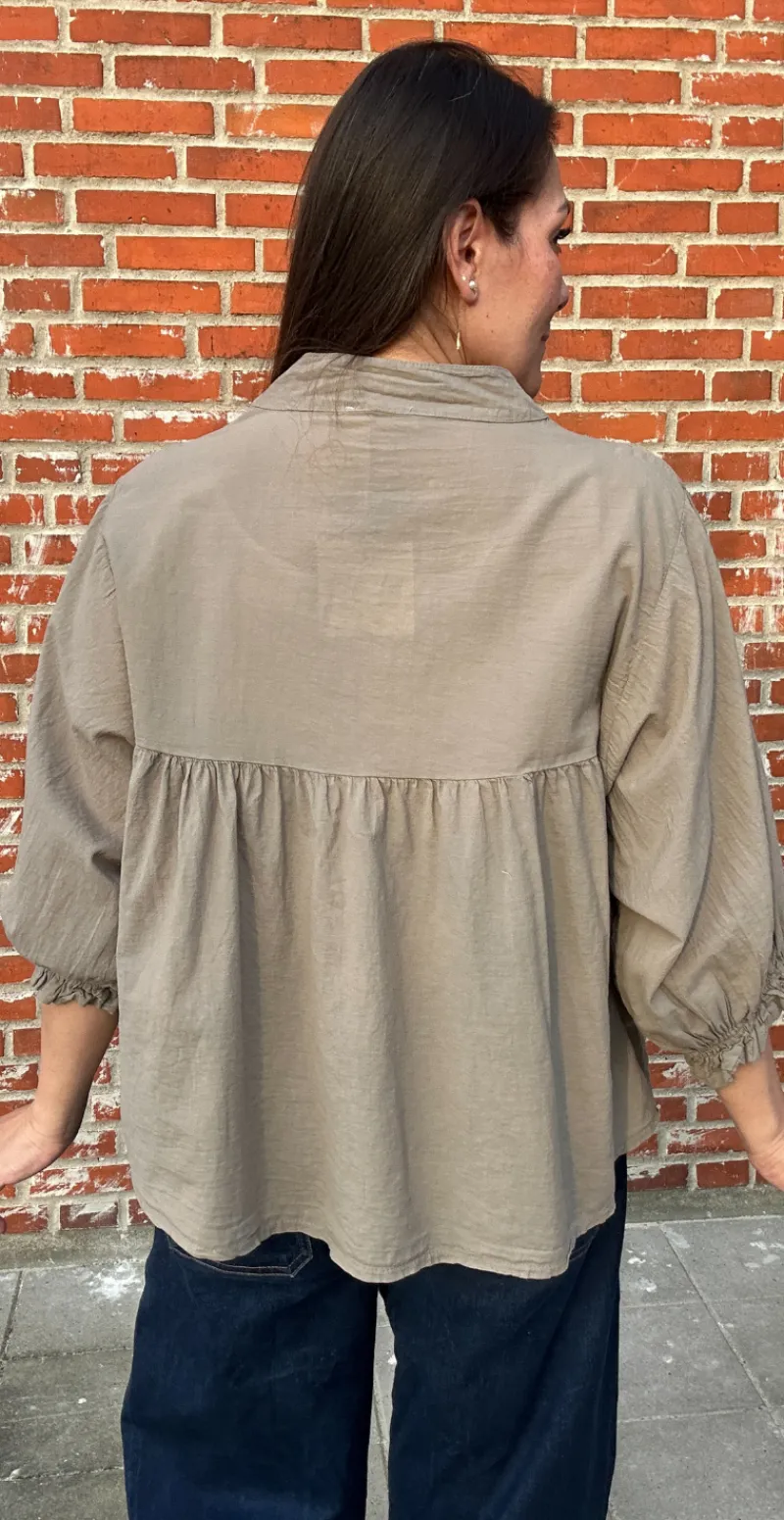 Cassandra bluse med broderi mocca LikeLondon by Christina