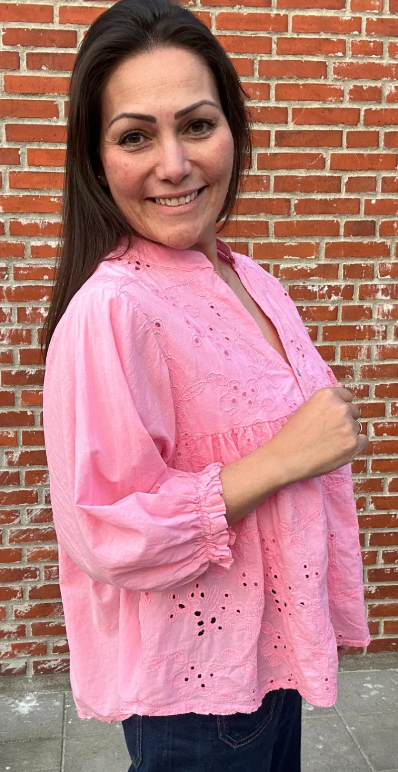 Cassandra bluse med broderi pink LikeLondon by Christina