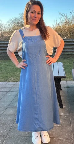 Cecilie kjole regulerbar strop og lomme medium jeans LikeLondon By Christina