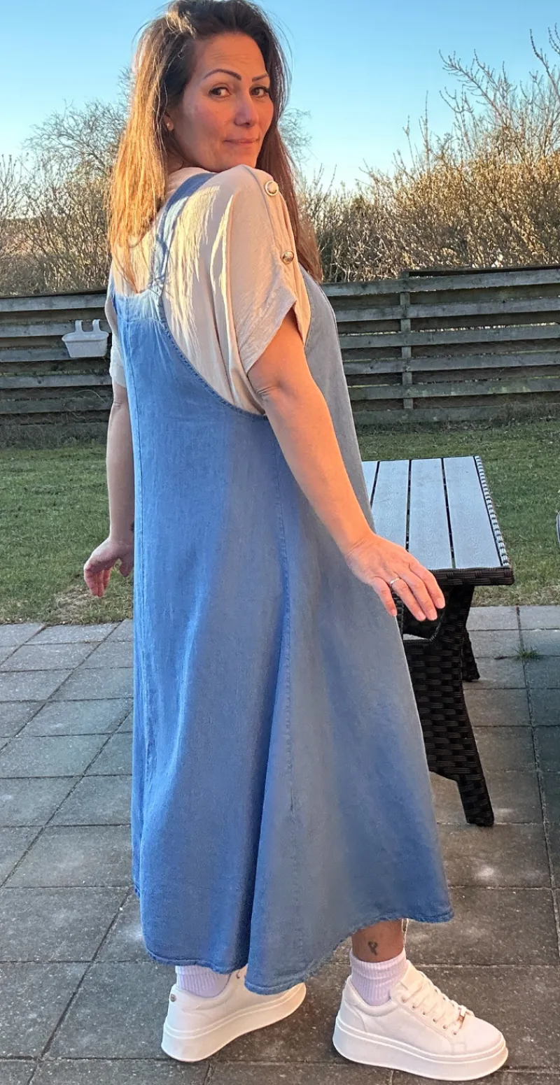 Cecilie kjole regulerbar strop og lomme medium jeans LikeLondon By Christina