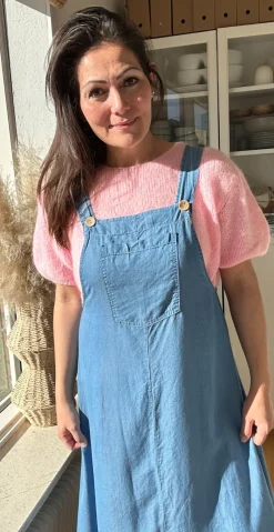 Cecilie kjole regulerbar strop og lomme medium jeans LikeLondon By Christina
