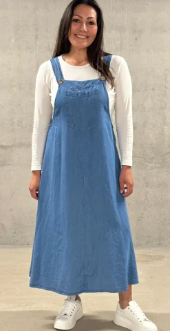 Cecilie kjole regulerbar strop og lomme medium jeans LikeLondon By Christina
