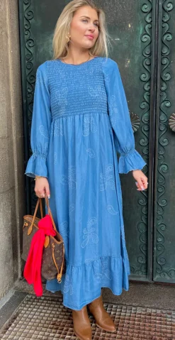Chiara kjole med paisley og smock medium denim LikeLondon
