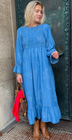 Chiara kjole med paisley og smock medium denim LikeLondon