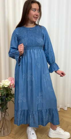 Chiara kjole med paisley og smock medium denim LikeLondon