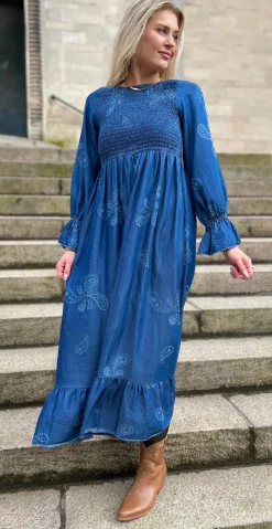 Chiara kjole med paisley og smock dark denim LikeLondon
