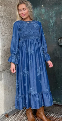Chiara kjole med paisley og smock dark denim LikeLondon