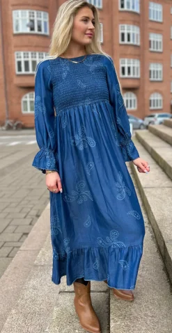 Chiara kjole med paisley og smock dark denim LikeLondon