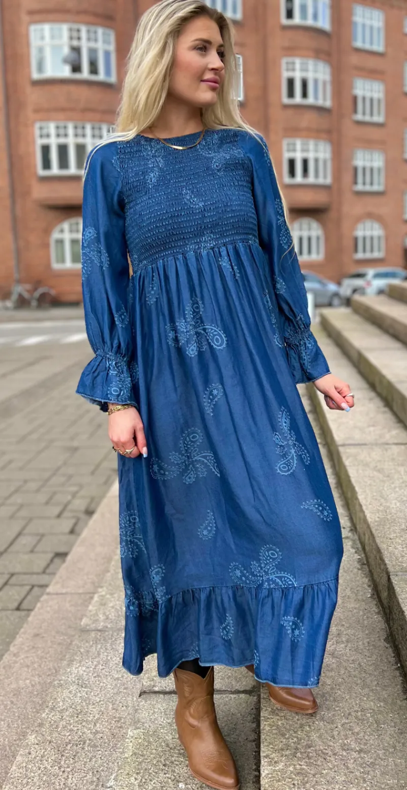 Chiara kjole med paisley og smock dark denim LikeLondon