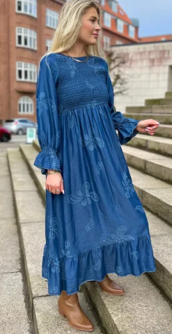 Chiara kjole med paisley og smock dark denim LikeLondon