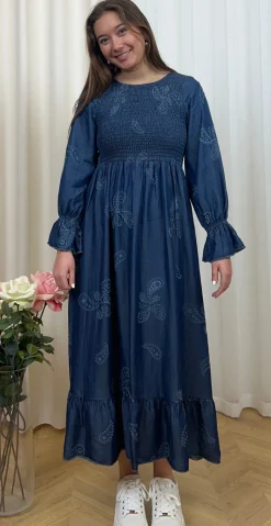 Chiara kjole med paisley og smock dark denim LikeLondon