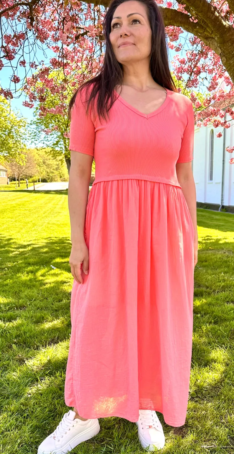 Christiane kjole med V-udskæring og overdel i rib koral LikeLondon by Christina