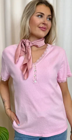 Coco bluse med korte ærmer, blondekant og knapper rosa LikeLondon