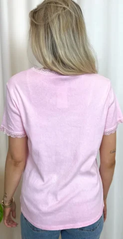 Coco bluse med korte ærmer, blondekant og knapper rosa LikeLondon