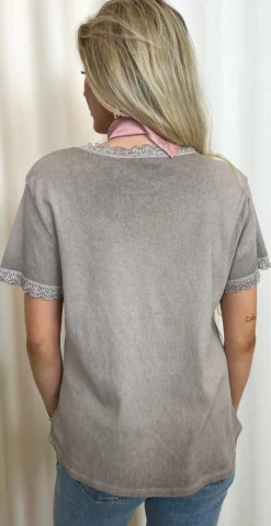 Coco bluse med korte ærmer, blondekant og knapper fango LikeLondon