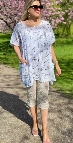 Dicte bluse med vidde, lommer og skrift hvid LikeLondon