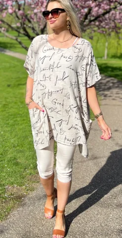 Dicte bluse med vidde, lommer og skrift beige LikeLondon